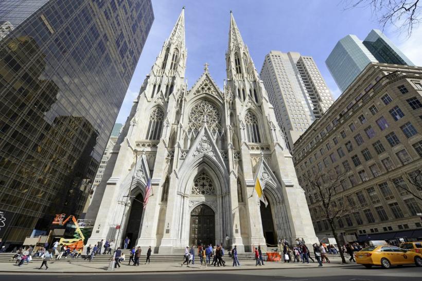 Un bărbat a fost arestat la New York după ce a intrat cu două bidoane de benzină într-o catedrală