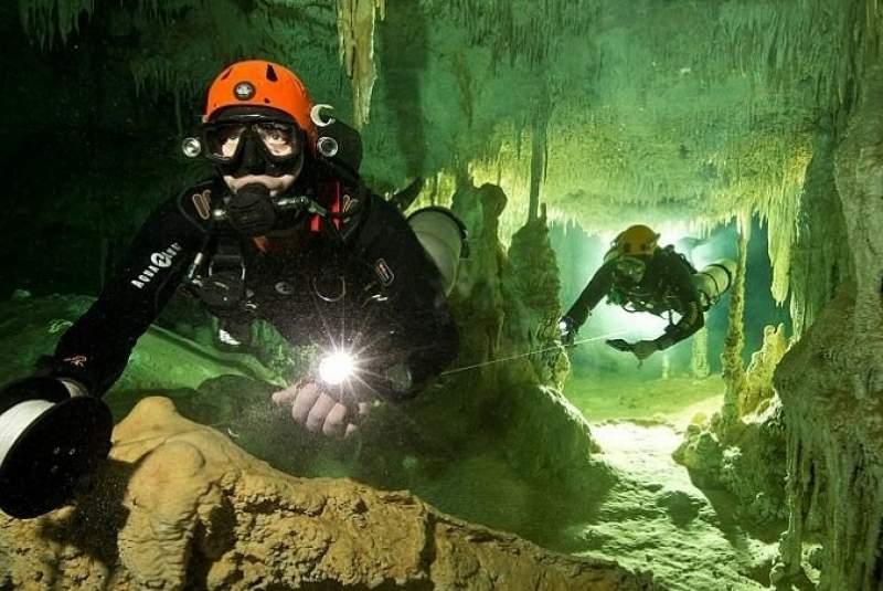 Doi scafandri australieni implicați în salvarea copiilor blocați în peșteră, decorați de regele Thailandei
