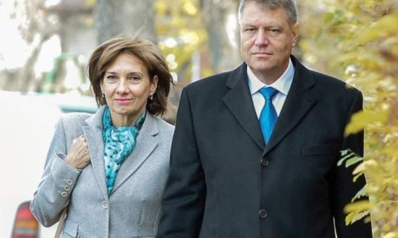 Președintele Iohannis și soția sa, la slujba de Paște