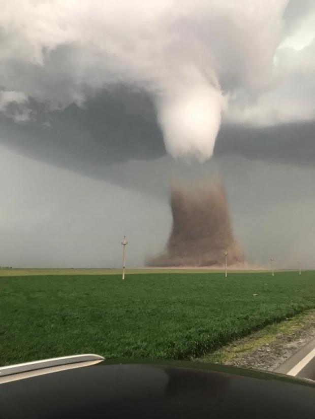 Imagini uluitoare în Călărași. O tornadă de dimensiuni apreciabile s-a format în apropierea localității Drajna