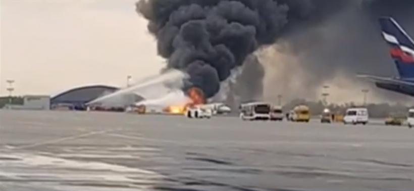 Video - Avion în flăcări pe un aeroport din Moscova