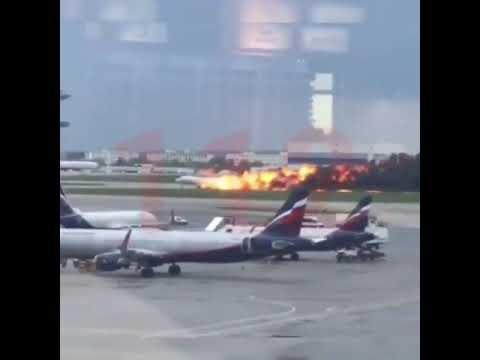 O stewardesă povestește teroarea de la bordul avionului care a luat foc pe un aeroport din Moscova