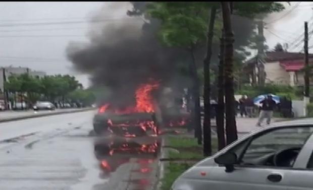 O mașină a luat foc în trafic, în Capitală