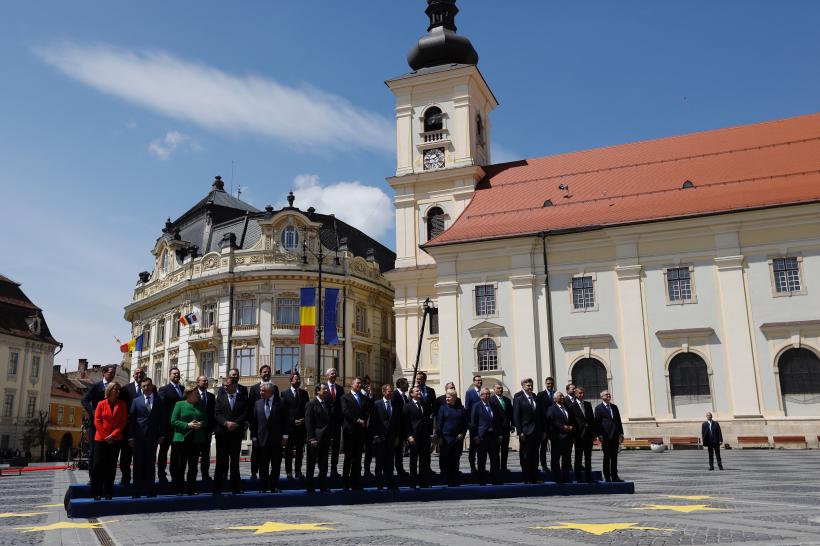 Galerie foto - Liderii Uniunii Europene au făcut poza de grup la Sibiu 