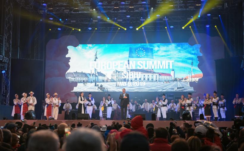 Sibiu: Aproape 10.000 de oameni, pe ploaie, în piaţa Summitului UE la spectacolul de folclor şi concertul Deliei