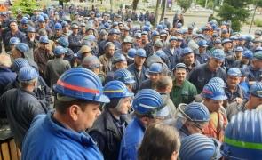 Grevă la Astra Rail din Arad. Sute de angajaţi au ieşit în faţa fabricii 