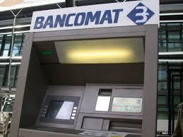 Sibiu: Poliţia îl caută pe un bărbat care a luat banii uitaţi de o femeie la un bancomat