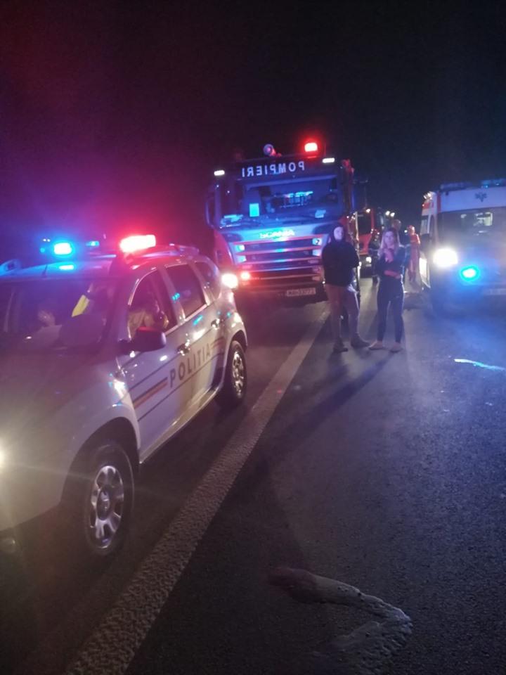Accident GRAV pe autostrada A1. Un microbuz s-a ciocnit de o dubă. O femeie a murit și șase persoane sunt rănite