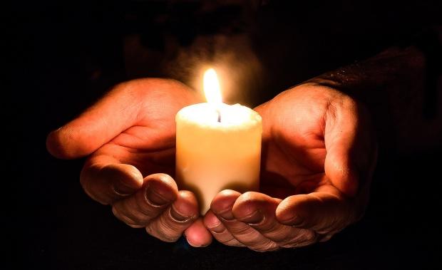 Lumânări aprinse, în Herăstrău, în memoria celor care au murit de SIDA