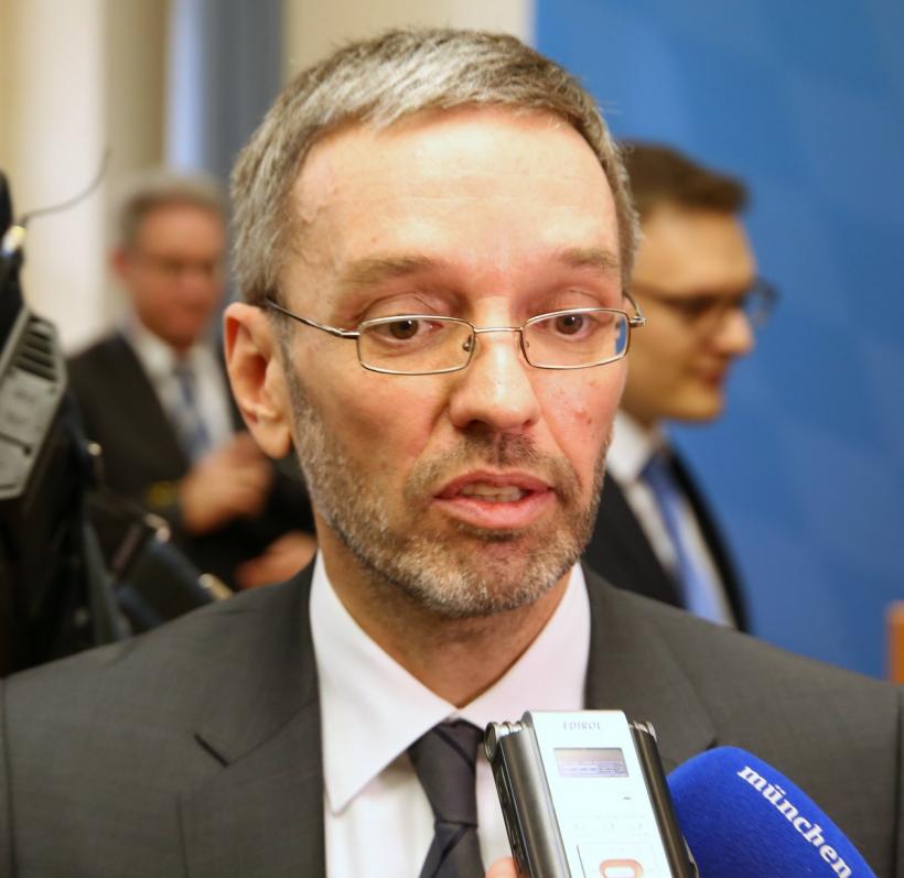 Austria: Extrema dreaptă ameninţă oficial cu plecarea din guvern dacă ministrul de interne va fi demis