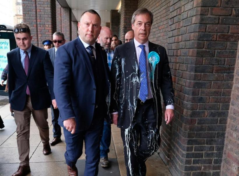 Nigel Farage, stropit cu milkshake în Newcastle. Susţinătorul Brexit, furios în urma incidentului 