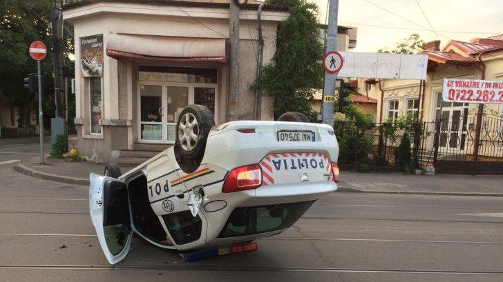 Accident TERIBIL, în centrul Ploieștiului. Un polițist beat s-a răsturnat cu mașina de serviciu