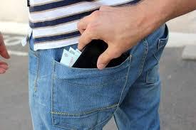 Galați: Un tânăr și-a înscenat o tâlhărie, dar își vându-se de fapt telefonul să aibă bani de jocuri de noroc