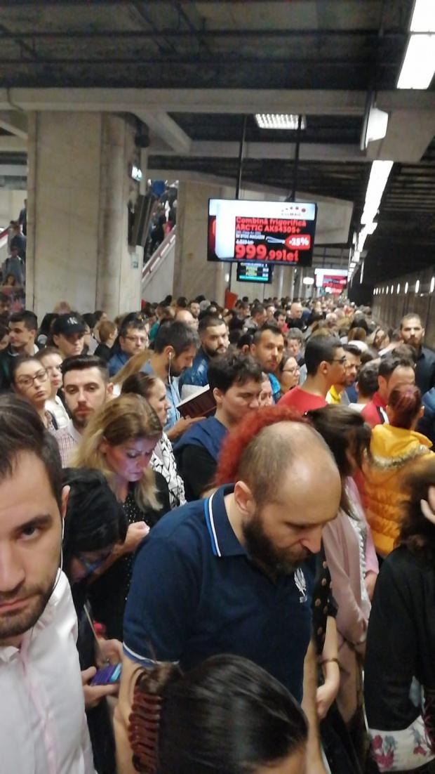 Noi probleme pe Magistrala 2. Sute de călători sunt blocați în stațiile de metrou Piața Unirii și Piața Victoriei