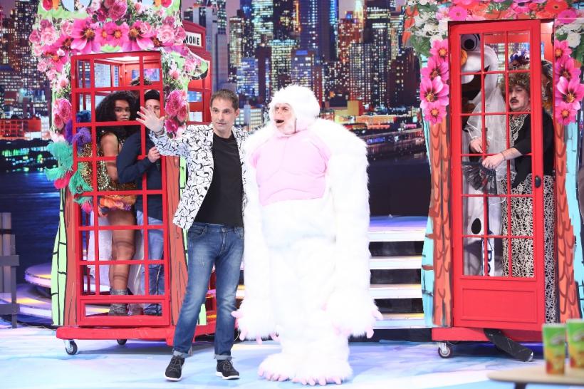 Pantera Roz, statuia Libertății, o vrăjitoare și un viking, o gorilă albă și un extraterestru  urcă pe Scena misterelor 18662610