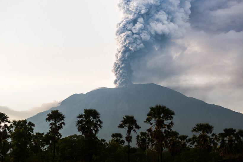 Vulcanul Agung a erupt din nou; mai multe zboruri au fost anulate