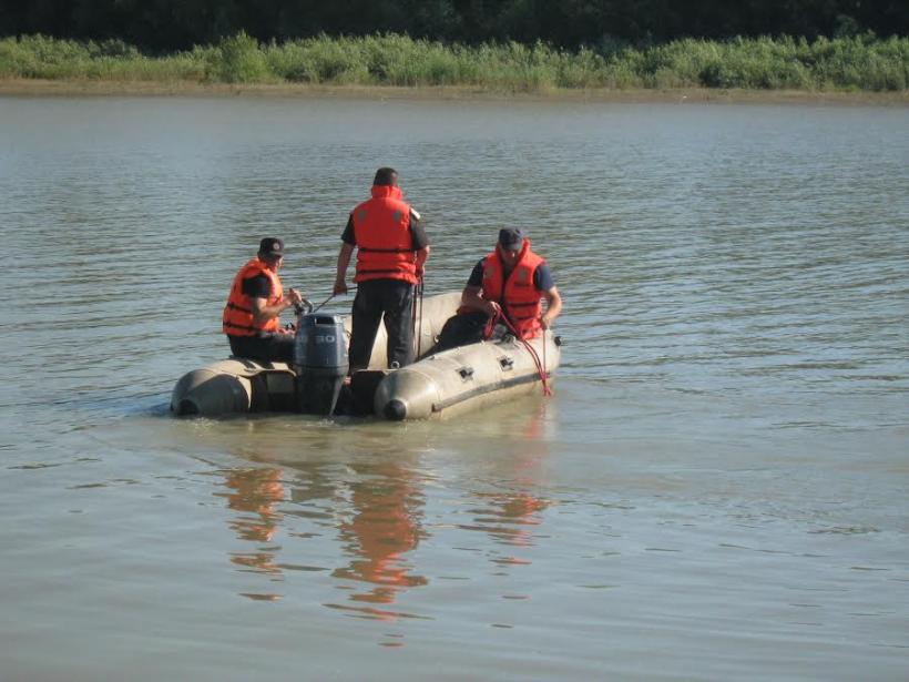 Prahova: Salvatorii caută o persoană dispărută în râul Ialomiţa, pe mal a fost găsită o pereche de papuci