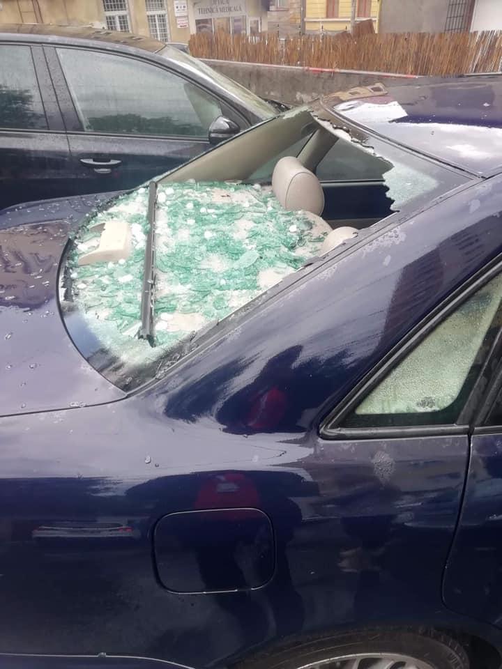 Video - Alertă! Furtună cu grindină, la Zalău. Geamuri şi parbrize sparte de gheaţă 18663523