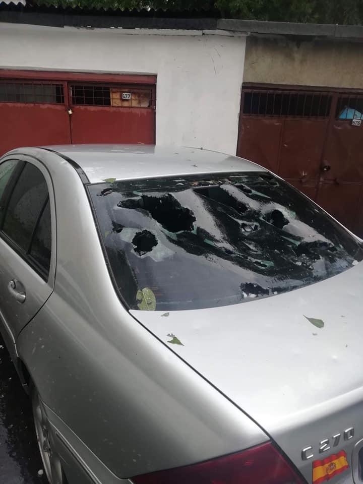 Video - Alertă! Furtună cu grindină, la Zalău. Geamuri şi parbrize sparte de gheaţă 18663524