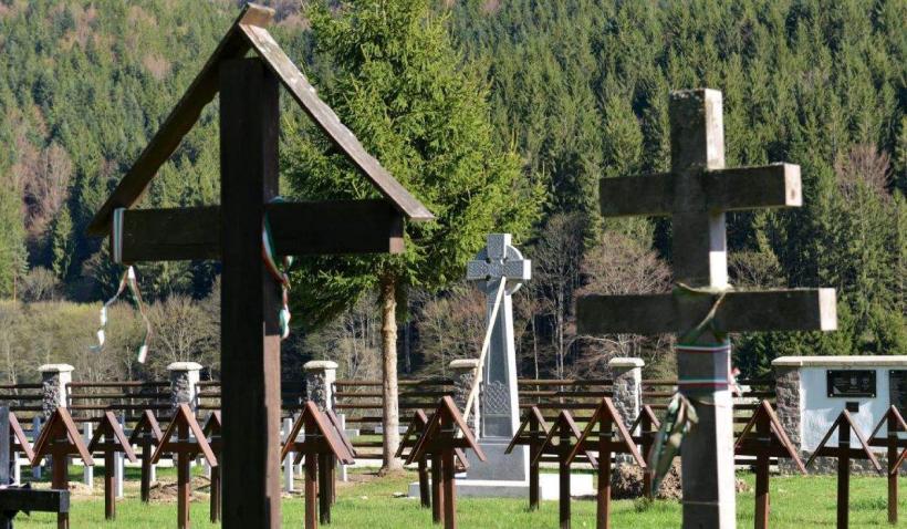 Revoltător! Primarul din Sânmartin interzice accesul românilor în Cimitirul Eroilor din Valea Uzului