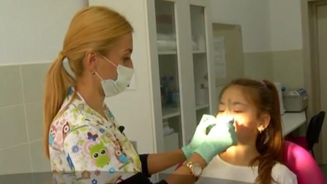 Primăria Capitalei a aprobat acordarea de vouchere elevilor pentru aparate dentare