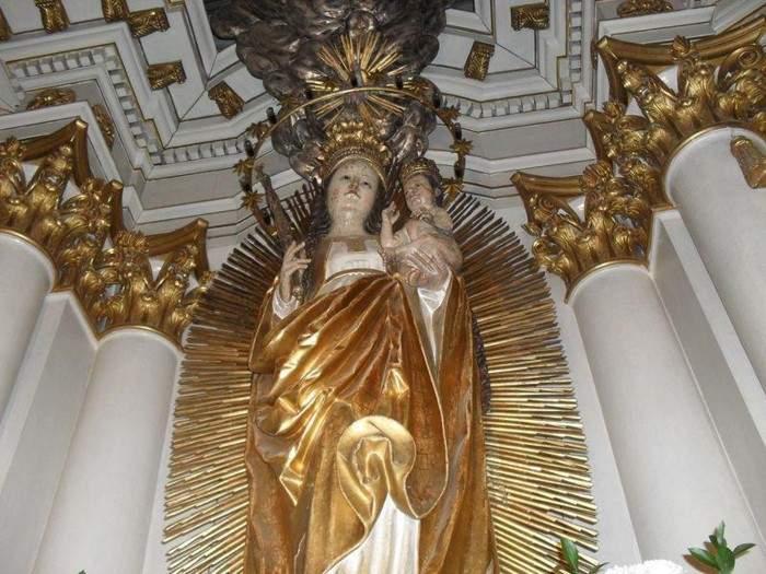 Statuia făcătoare de minuni a Fecioarei Maria de la Şumuleu-Ciuc va fi dusă la altarul de unde Papa va oficia liturghia