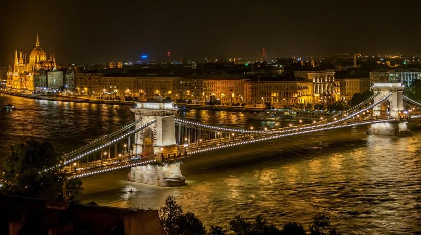 Tragedie în centrul Budapestei. Un vas cu pasageri s-a scufundat în Dunăre. 7 sud-coreeni morţi şi 19 daţi dispăruţi