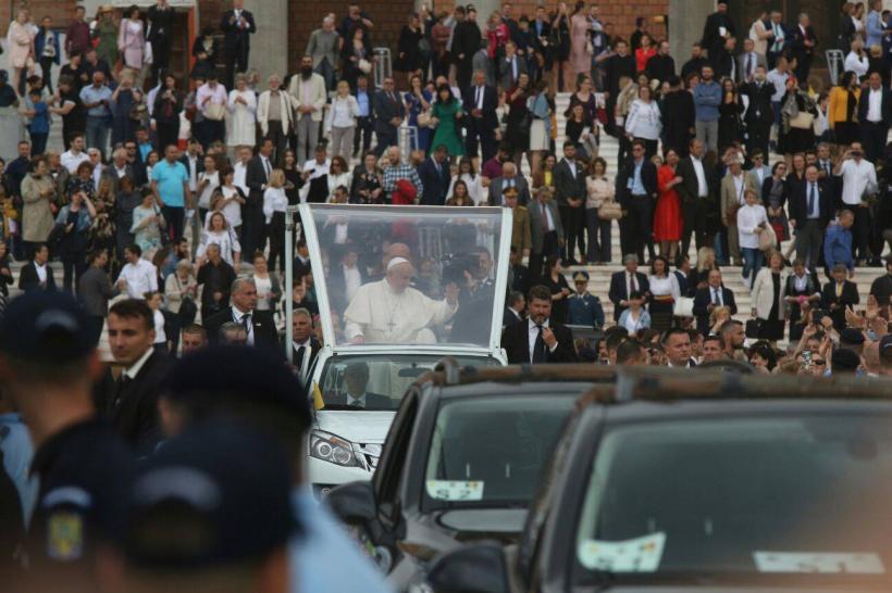 Papa Francisc a folosit un Papamobil surpriză în București