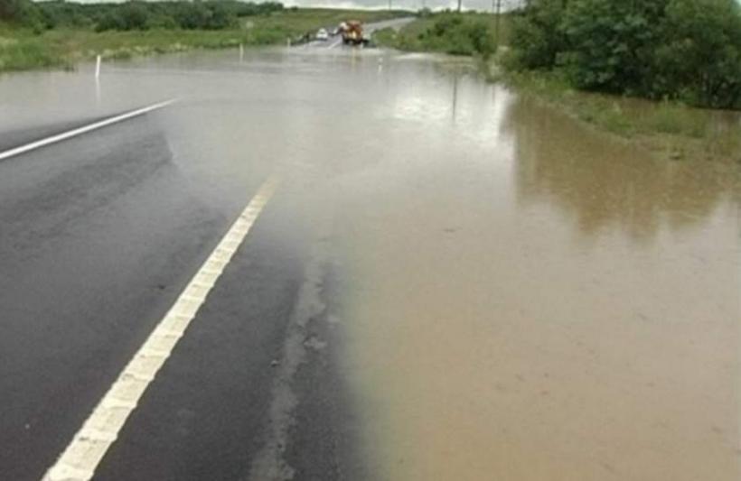 Atenție șoferi! Trafic întrerupt pe DN 75, la Bistra, din cauza aluviunilor