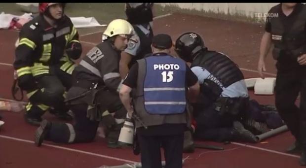 Jandarmul lovit cu un scaun în cap la meciul Universității Cluj se află în stare gravă la spital