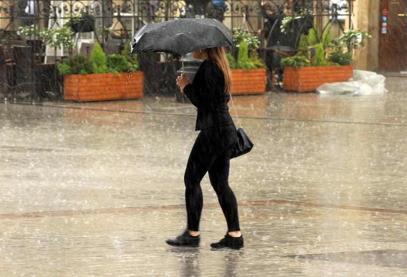 Avertizare ANM: Cod galben de ploi torenţiale şi vijelii în 34 de judeţe şi Bucureşti, până luni seară