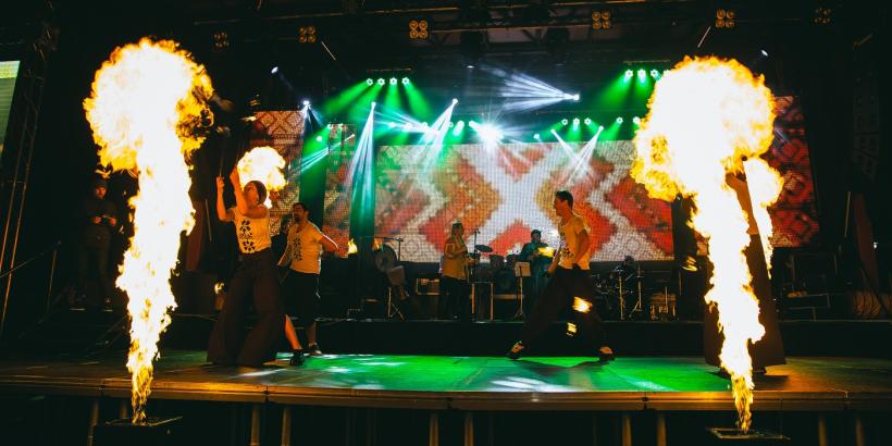 Dansul Zmeilor – Crispus &amp; Cobzality într-un show incendiar, la Amfiteatrul ENKA, din Istanbul