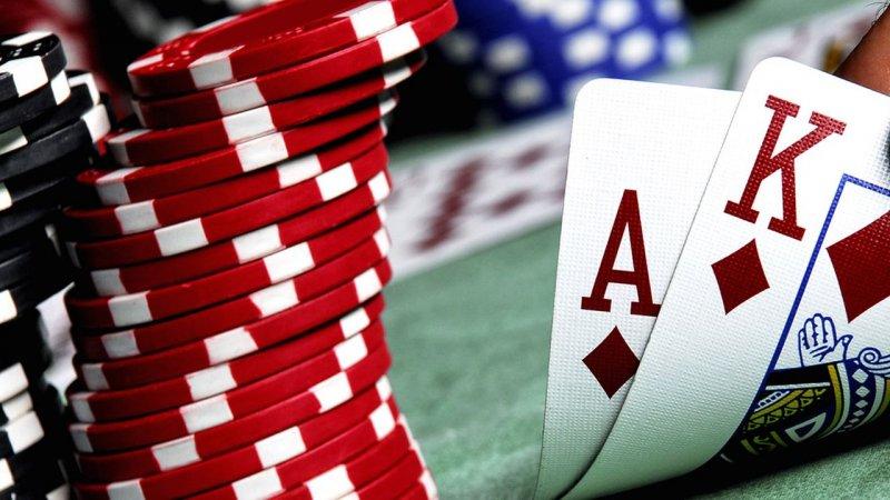 Un tânăr a intrat într-un joc de poker cu 5 dolari și a câștigat jackpot-ul de 1.000.000 de dolari