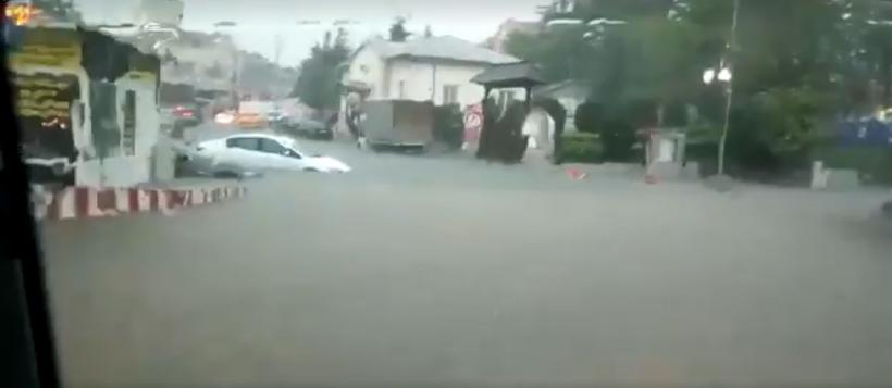 Vremea a făcut ravagii în Teleorman: Zeci de case şi gospodării inundate şi două drumuri judeţene acoperite de ape