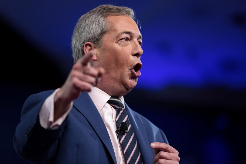 Regatul Unit: Bărbatul care l-a atacat pe Neil Farage cu milkshake trebuie să plătească despăgubiri