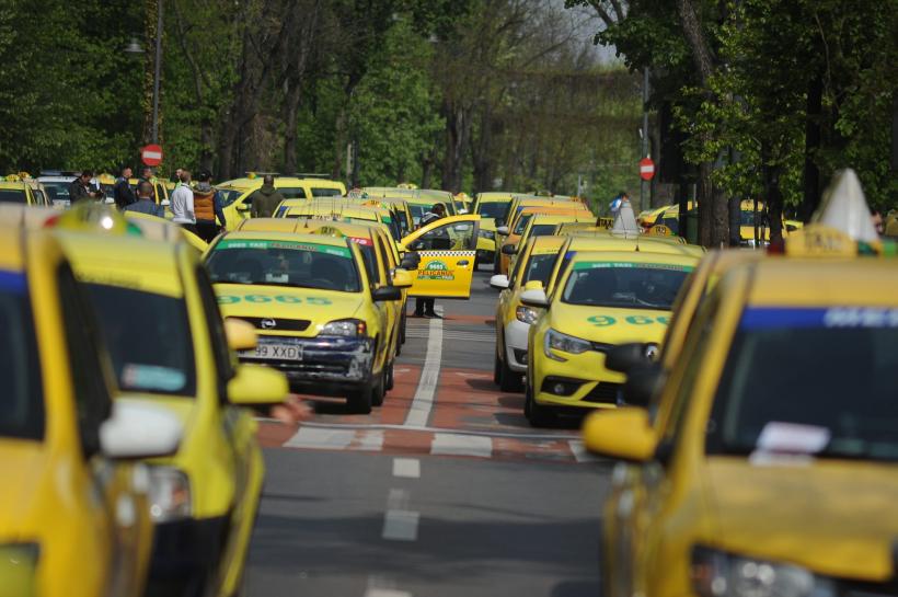 Sute de taximetrişti protestează în Piaţa Constituţiei 