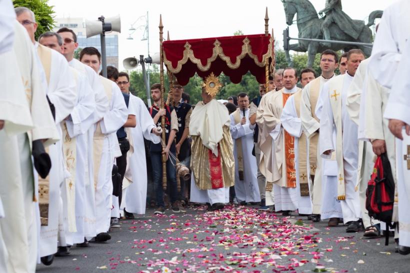Procesiune cu Preasfântul Sacrament pe străzile din centrul Bucureştiului