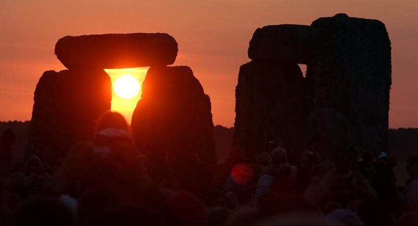 Mii de oameni au celebrat solstițiul de vară la Stonehenge 