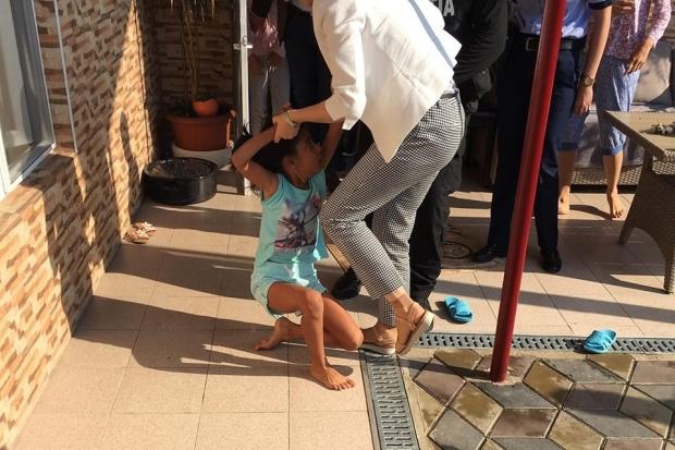 Scandal URIAȘ privind adopția unei fetițe de 9 ani din Baia de Aramă. Mascații au luat-o cu forța de la familia care o avea în plasament. Reacția IPJ Mehedinți