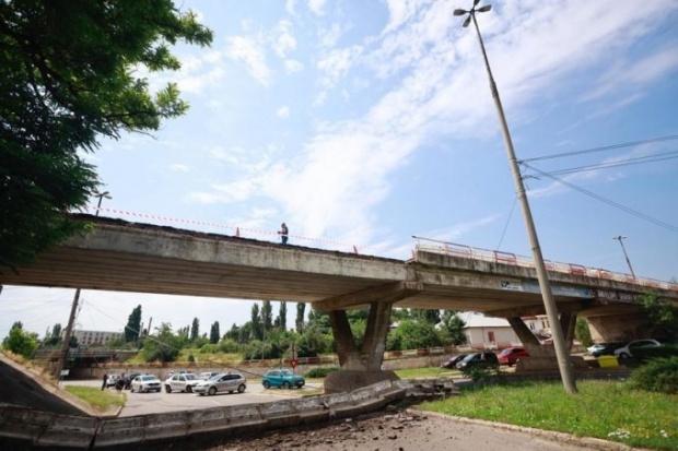 Un pod s-a prăbușit peste o șosea, în Buzău
