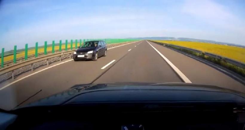 Incident grav pe o autostradă din România. O şoferiţă a condus pe contrasens