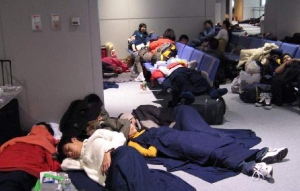 Zeci de copii români, abandonaţi pe aeroporturile din Tokyo, Milano şi Doha 