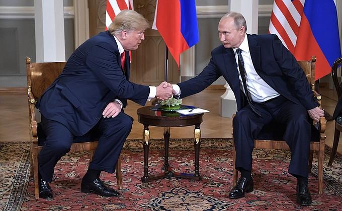 Preşedinţii Trump şi Putin îşi afişează relaţiile amicale la summitul G20