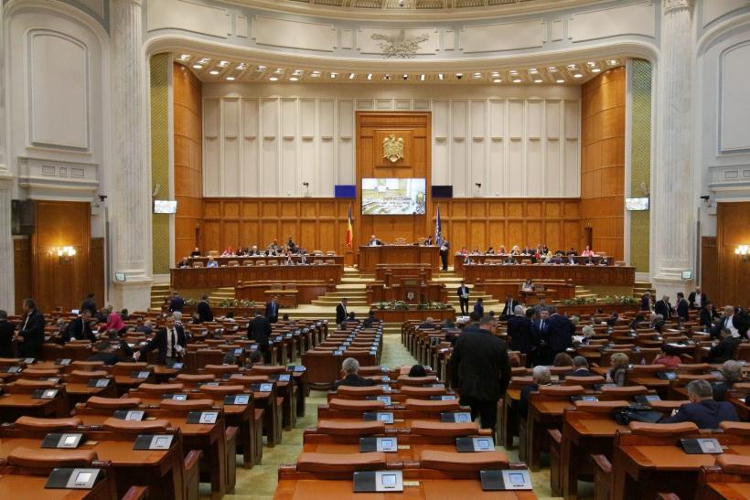 Plenul Camerei - suspendat pentru a aştepta de la Senat proiectul privind votul în străinătate