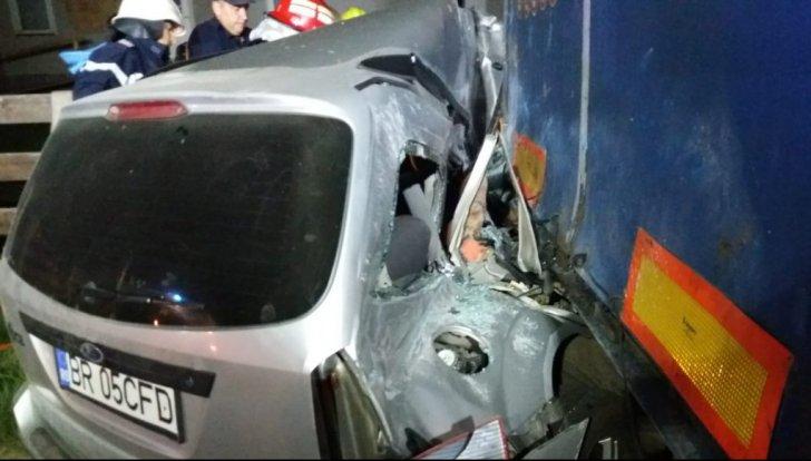 Accident TERIBIL în Neamț. Un autoturism s-a izbit de un TIR parcat pe marginea drumului. Patru tineri au murit 