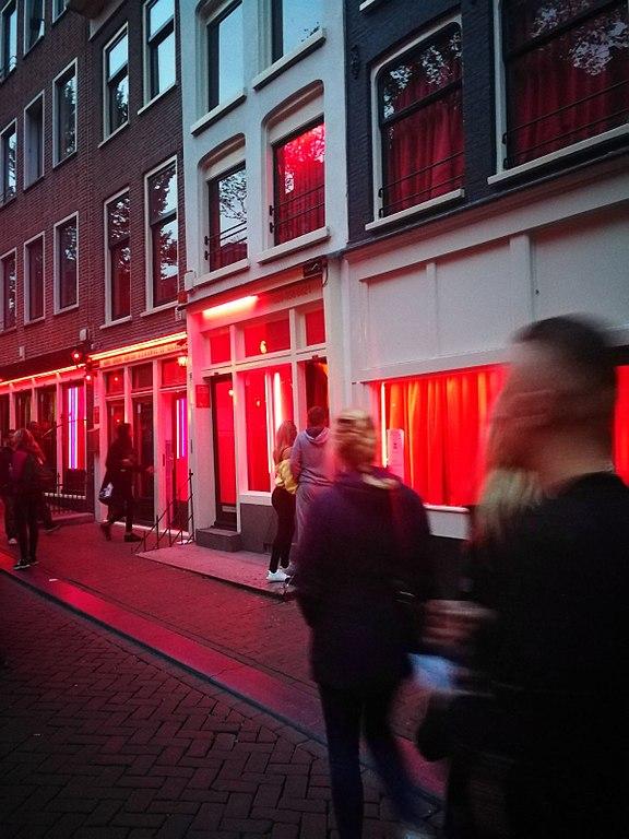 Prima femeie aleasă primar la Amsterdam pregăteşte o reformă a cartierului cu felinare roşii