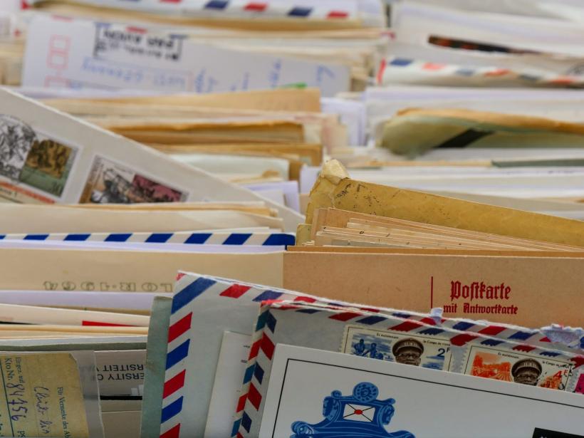 Poştaşi care distrug corespondenţa