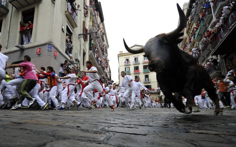 Pamplona - Un bărbat împuns de taur şi alţi trei cu traumatisme, în cursa de luni a festivităţilor de San Fermin
