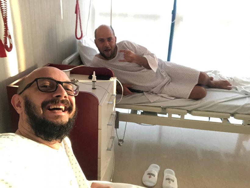 Prezentatorul și regizorul show-ului “Te cunosc de undeva!”,  Cosmin Seleși și Cătălin Bugean, pe patul de spital