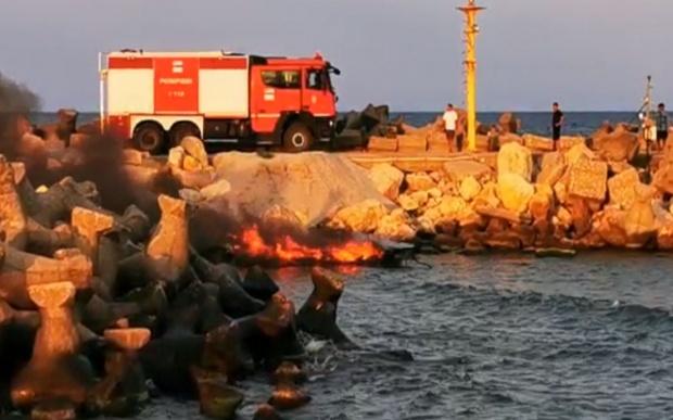Alertă în Eforie Nord: O șalupă a luat foc în port
